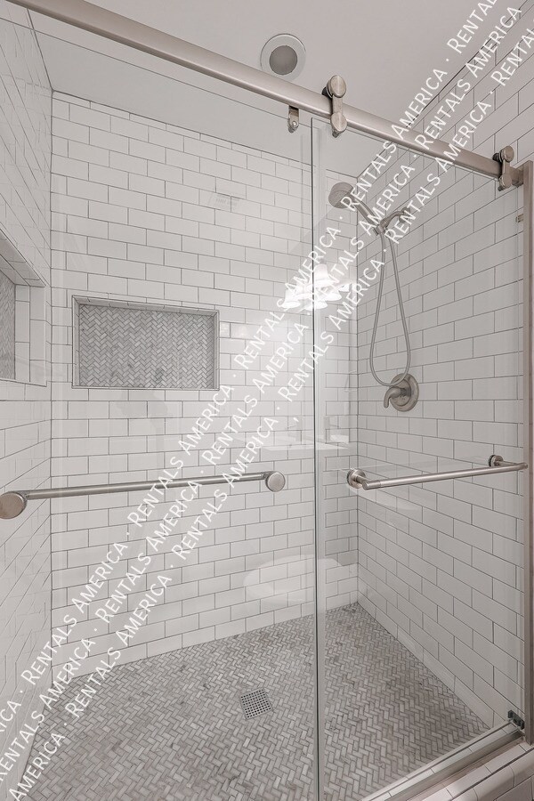 Building Photo - 1360 W Esplanade St