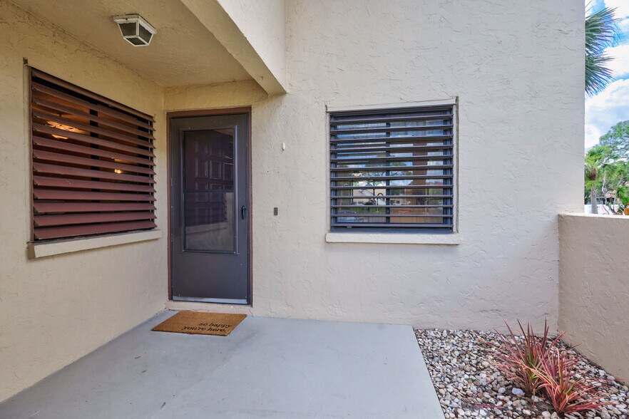 Front porch area - 5224 Lake Village Dr