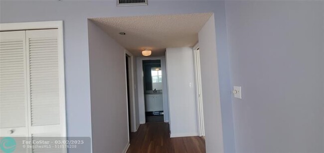 Building Photo - 3095 N Course Dr