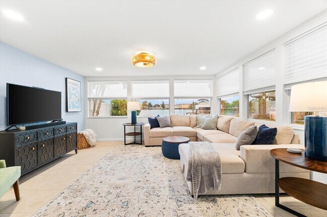 Building Photo - 8848 Sunlit Cove Dr NE