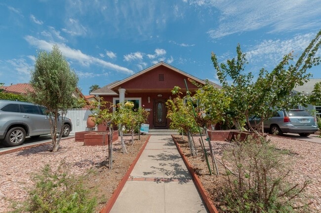 Building Photo - Beautiful 3 bedroom 2 bath with Central AC