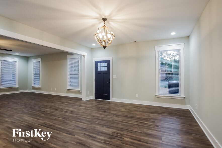 Building Photo - 300 S Crawford St