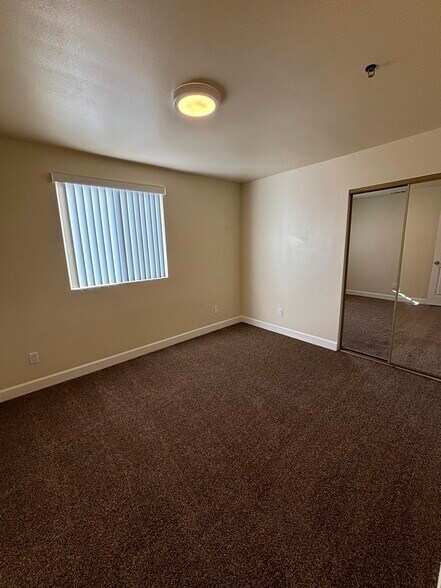 Building Photo - 428 W 109th Pl