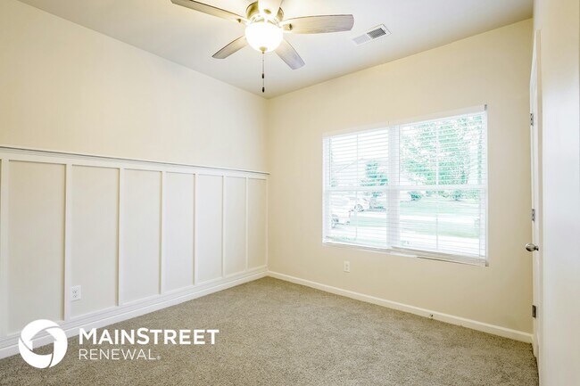 Building Photo - 1080 Park View Dr
