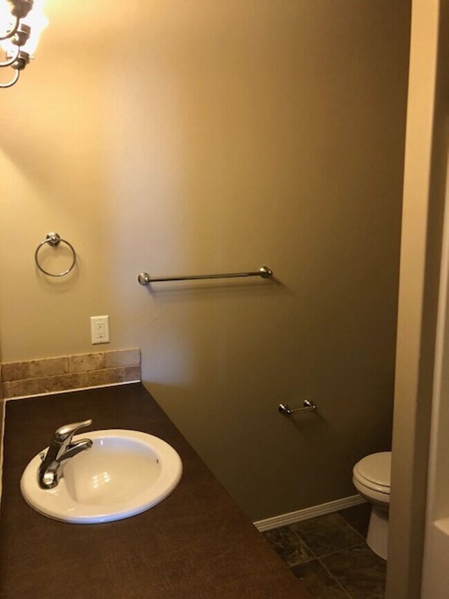 Building Photo - 110 Bull Frog Dr