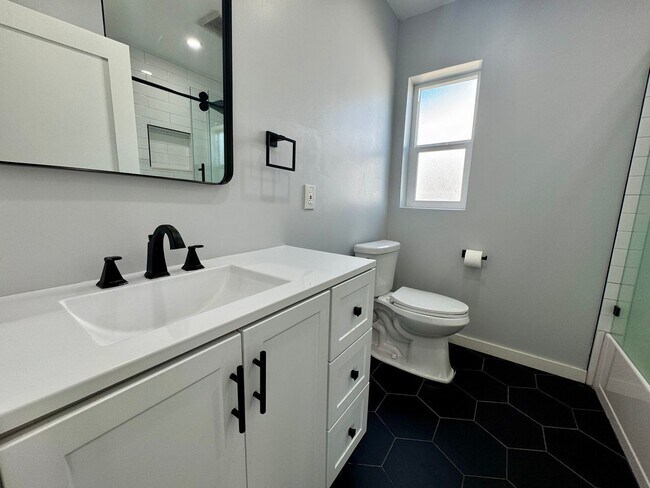 Building Photo - 4139 Gaviota Ave