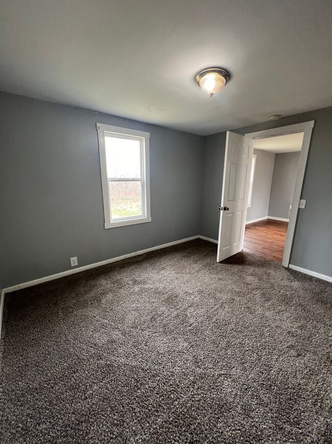 Building Photo - 3 bedroom/1 bathroom house