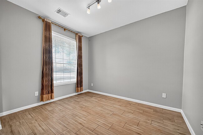 Building Photo - 2111 Castle Gardens Ln