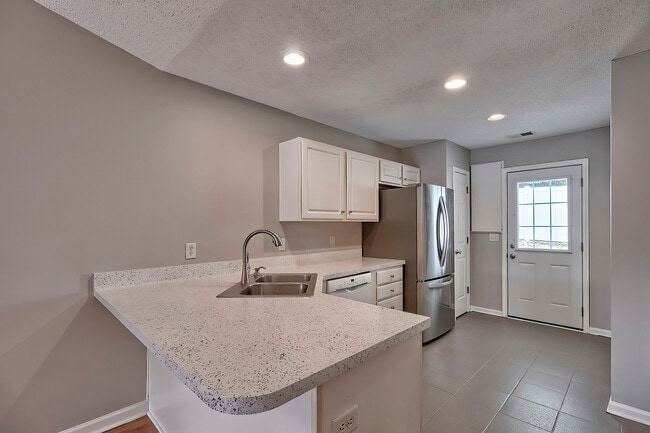 Building Photo - 2000 Water Oak Dr