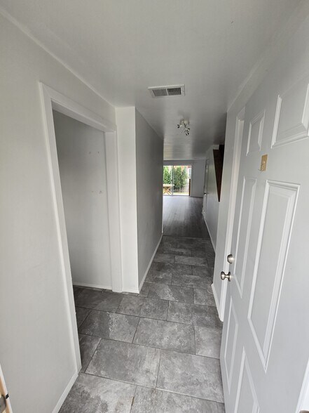 Building Photo - 2370 Manitowoc Rd