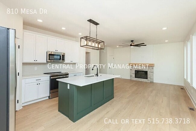 Building Photo - 810 SE Mesa Dr