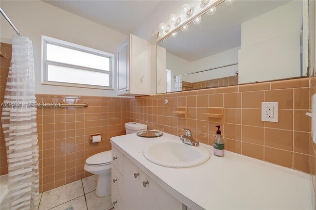 Building Photo - 2855 NE 30th St