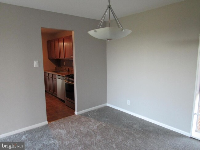 Building Photo - NEWLY AVAILABLE - RENOVATED 3 BR UNIT IN T...