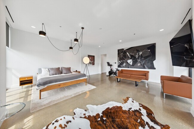 Building Photo - 900 W Washington Blvd