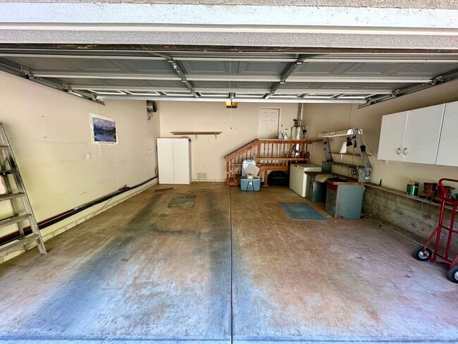 Building Photo - Adorable 3 Bedroom 2 Bathroom Home Just Minutes to Downtown Grass Valley