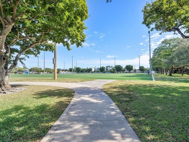 Building Photo - 626 NE 12th Ave