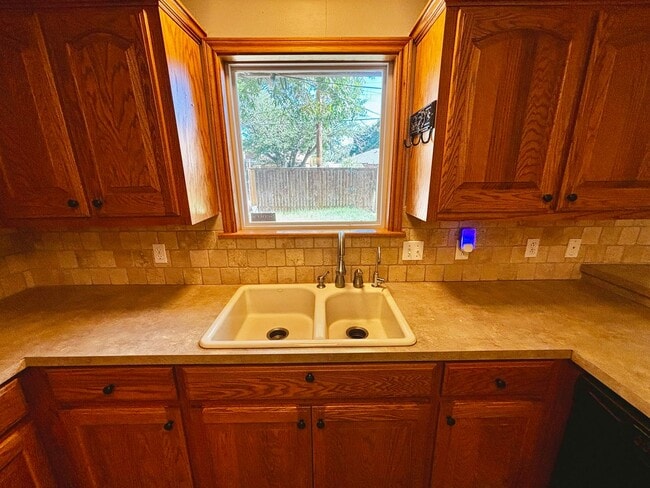 Building Photo - Pre-leasing for early July move in!
