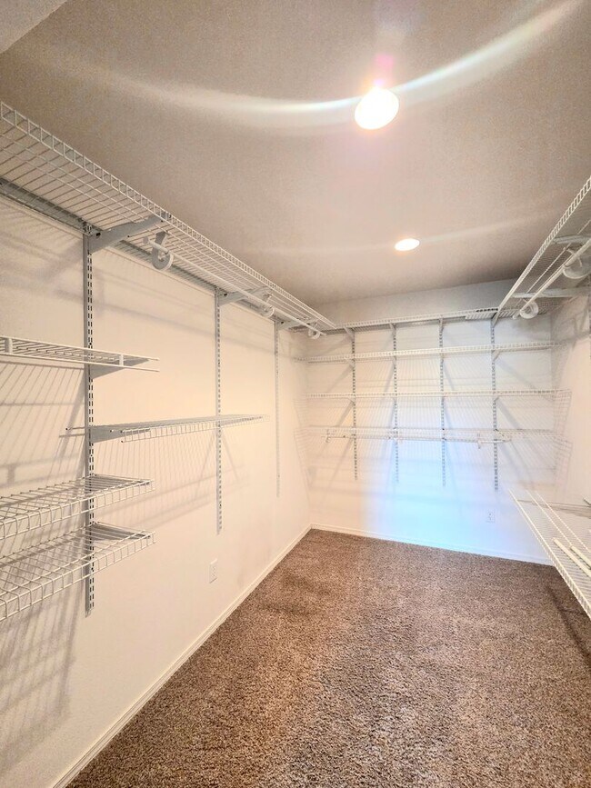 Building Photo - Grandiose Home on 1 Acre -- in East Wenatchee for Rent!! **5 Bed, 3 Bath**