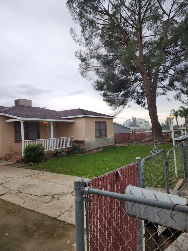 Building Photo - East Bakersfield Home - Newly Remodeled!