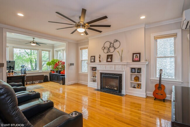 Building Photo - 5034 N Lawndale Ave