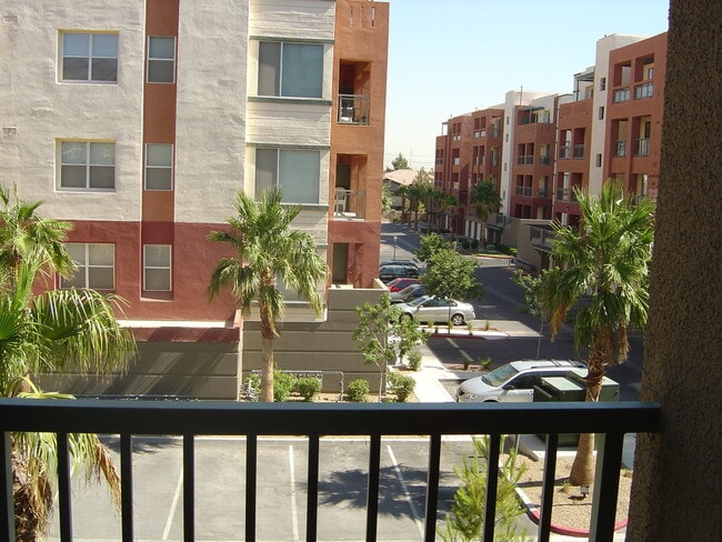 Building Photo - GUARD GATED MANHATTAN CONDO- 2 MASTER BEDROOMS