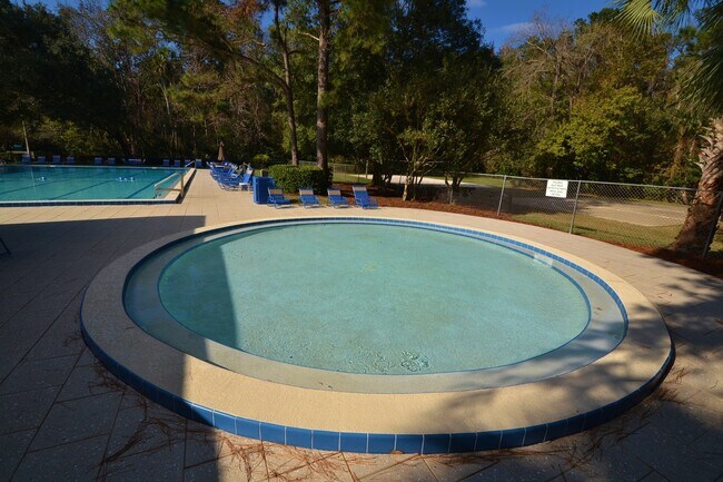 Building Photo - Lovely Winter Springs Condo ~ Vinyl Plank Flooring and Large Screened Patio!