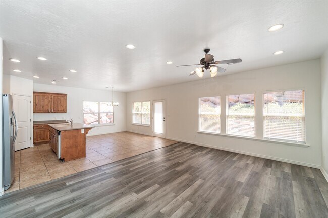 Building Photo - 1210 W Indian Hills Dr