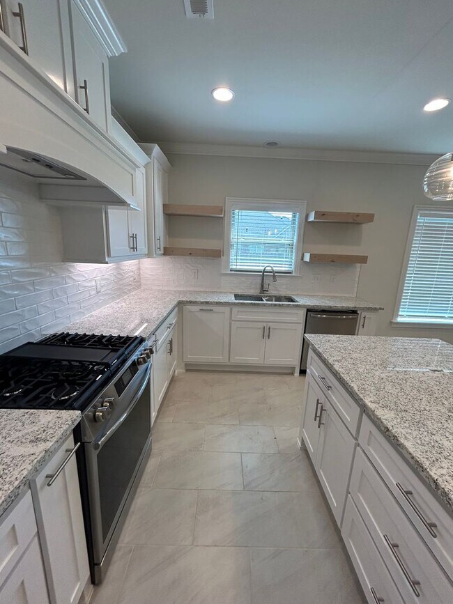 Building Photo - Beautiful Bentonville Home! 4 Bedrooms, 2....