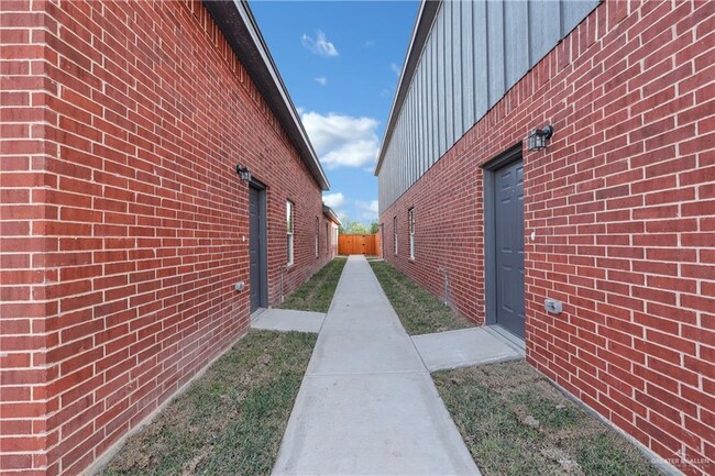 Building Photo - 705 Pedro St