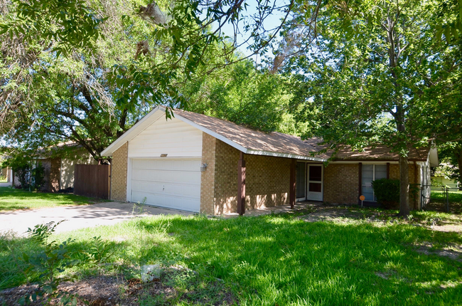 Primary Photo - Charming 3 bed 2 bath home located in kill...