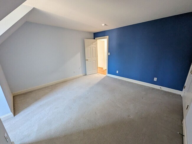 Building Photo - 325 Yorkshire Dr
