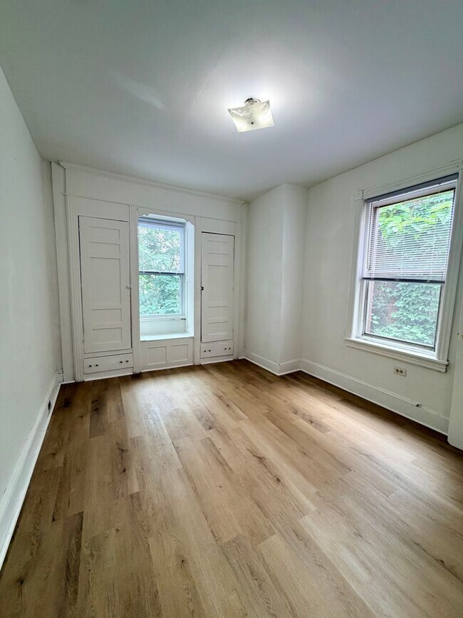 Building Photo - Available Now - Pet-Friendly 3-Bedroom Home in West Parkside