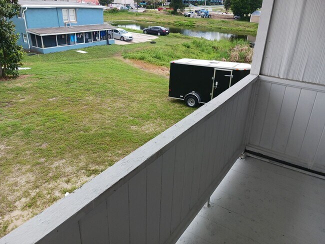 Building Photo - Walk to the Beach! Unfurnished, 2 Bedroom,...