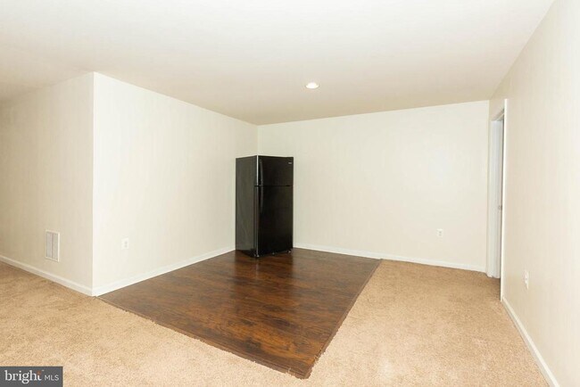 Building Photo - 15 Flag Ct