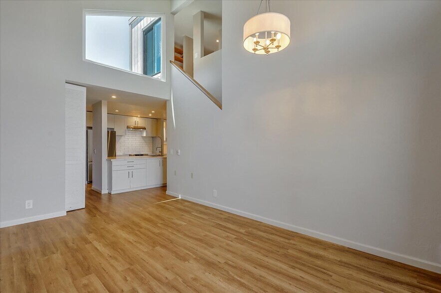 Building Photo - 2101 Shoreline