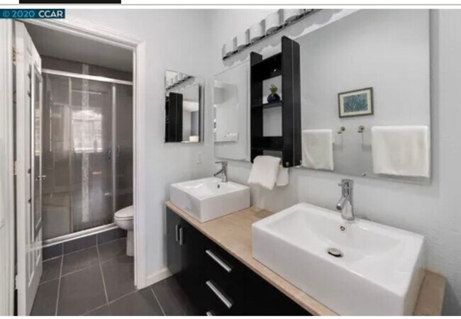 Building Photo - Two Bedroom/Two Bathroom Condo Available i...