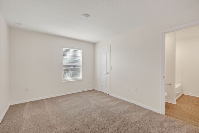 Building Photo - 3BR Townhome in Tavares with Open Floor Plan & Community Playground