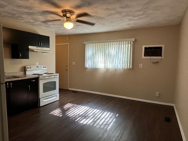 Building Photo - %50 OFF FIRST MONTH'S RENT! Spacious 3 bedroom home with large backyard deck!