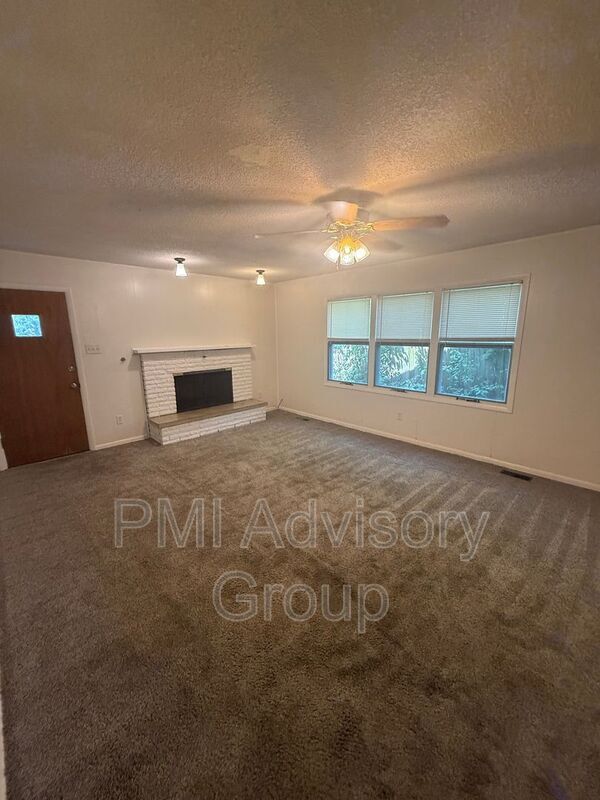 Building Photo - 1643 SW Knollwood Dr