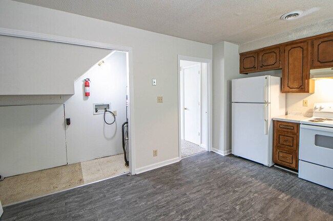 Building Photo - 814-E Golfview Place