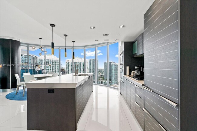 Building Photo - 200 Biscayne Blvd Way