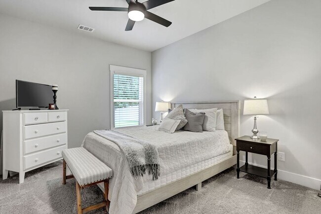 Building Photo - Spacious 4 bedroom 3 bath home with loft