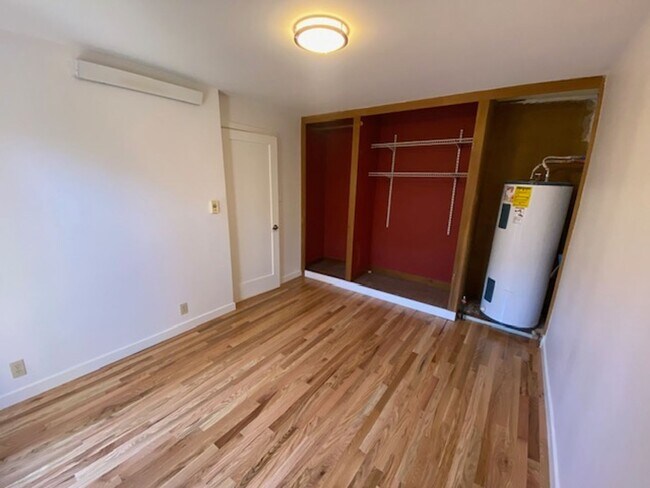 Building Photo - Maple Leaf, Two Bedroom, Woodsy Yard