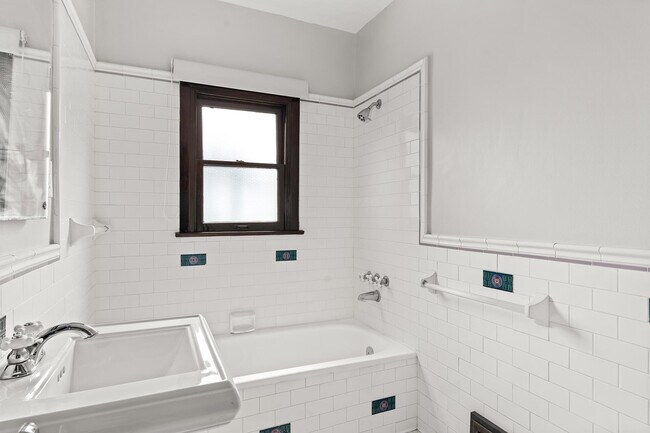 Building Photo - 407 N Orange Dr