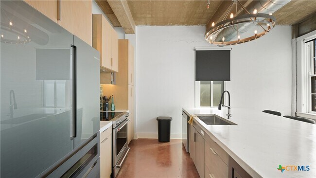 Building Photo - 222 Losoya St