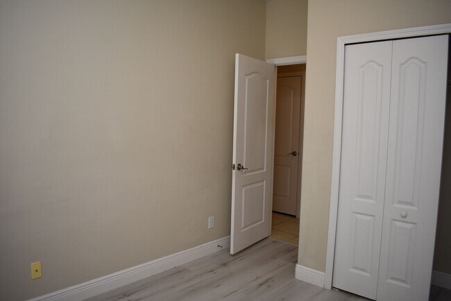 Building Photo - 5060 Creekside Park Ave