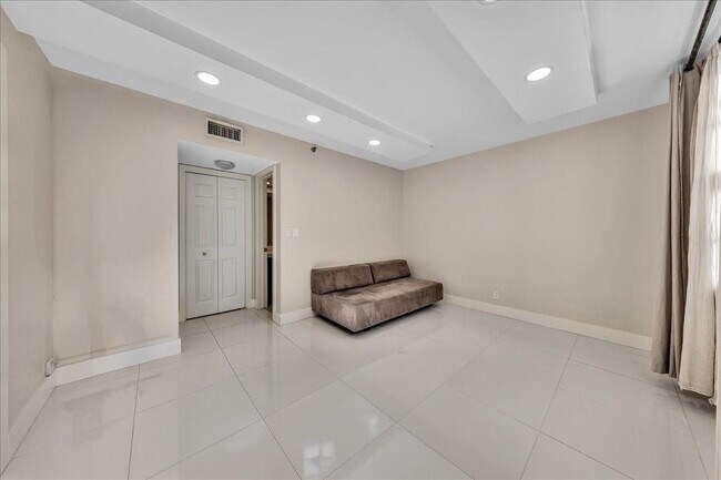 Building Photo - 3520 Oaks Way