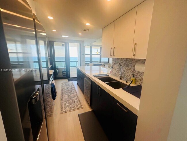 Building Photo - 2555 Collins Ave