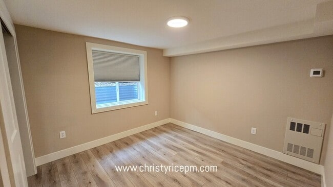 Building Photo - 609 13th Ave W