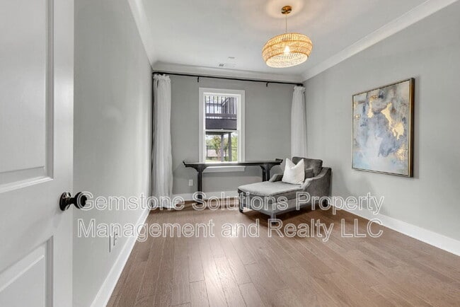 Building Photo - 1806 Burland Cres